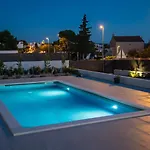 Luni With Private Heated Pool