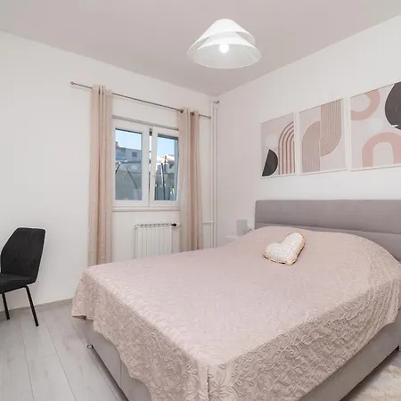 Luni With Private Heated Pool *