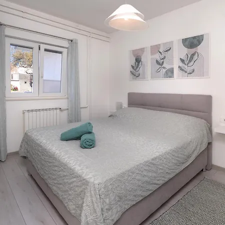 Luni With Private Heated Pool Villa