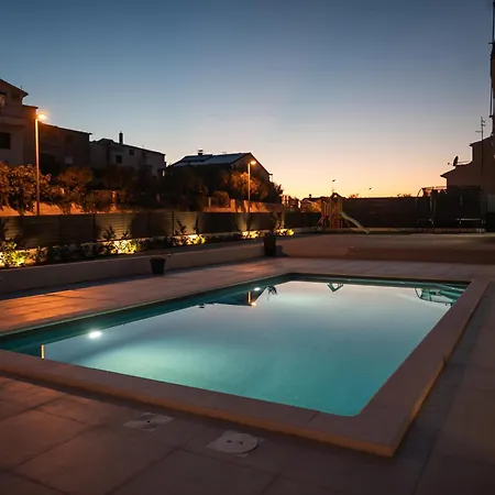Luni With Private Heated Pool *