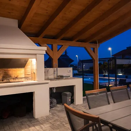 Luni With Private Heated Pool
