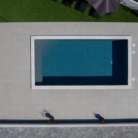 Luni With Private Heated Pool