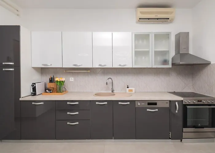 Luni With Private Heated Pool *