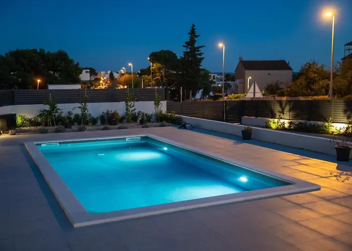 Luni With Private Heated Pool