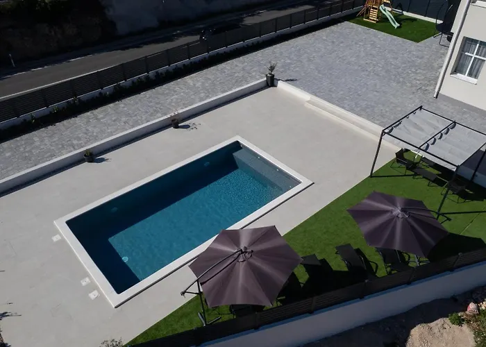 Luni With Private Heated Pool Vila *