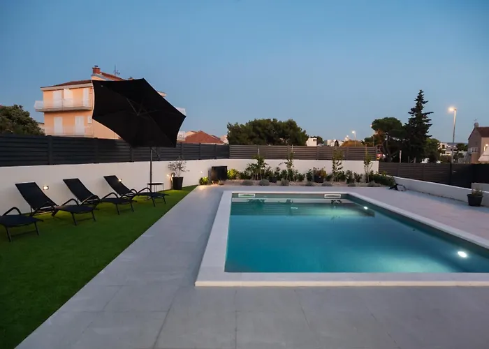 Vila Luni With Private Heated Pool *