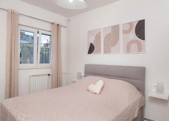 Luni With Private Heated Pool *