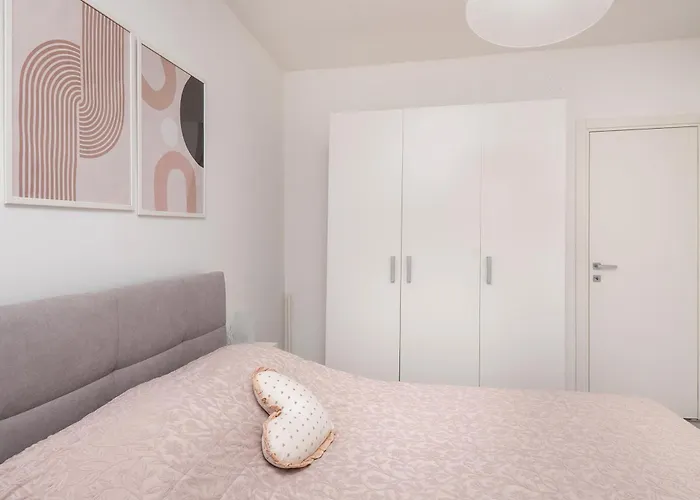 Luni With Private Heated Pool Vila