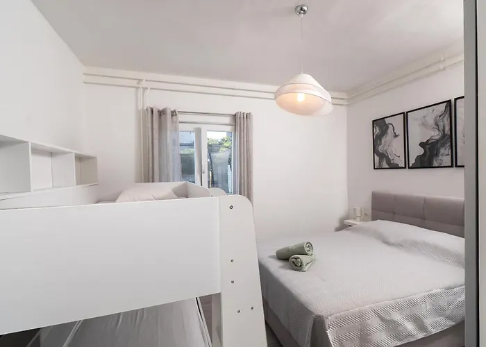 Luni With Private Heated Pool Vila