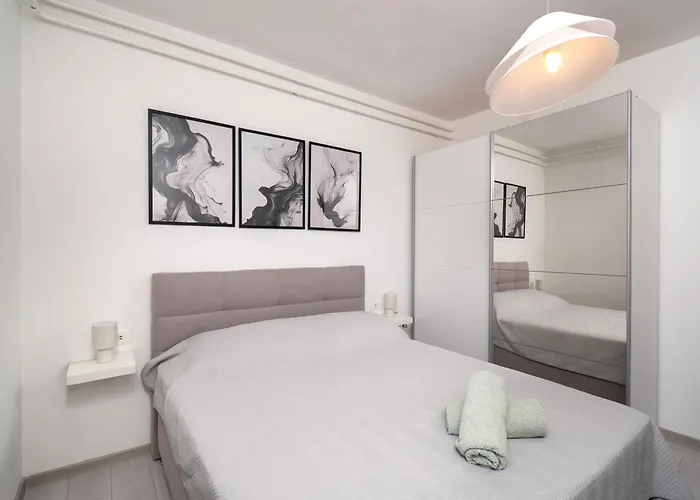 Luni With Private Heated Pool Vila *