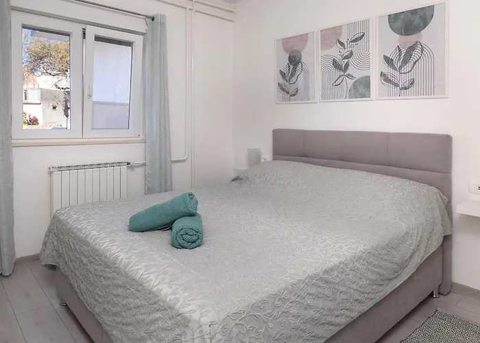 Luni With Private Heated Pool Vila