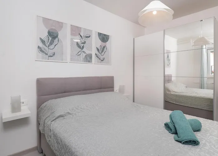 Luni With Private Heated Pool