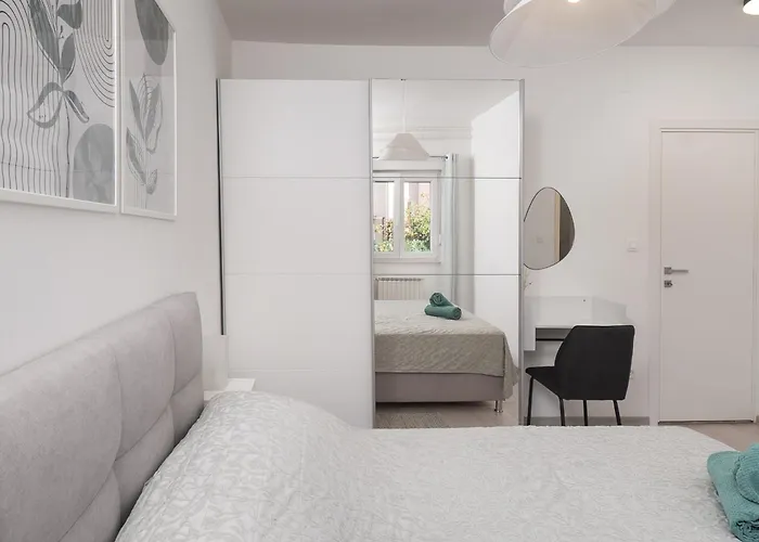 Luni With Private Heated Pool Vila