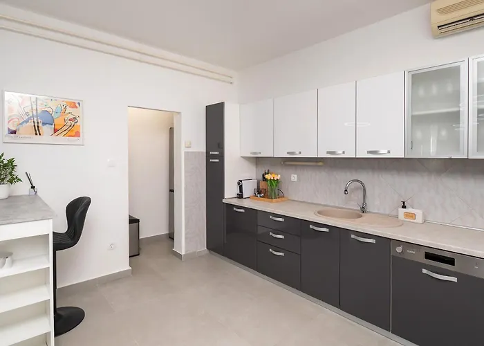 Luni With Private Heated Pool Vila *