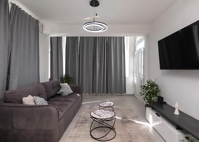 Luni With Private Heated Pool