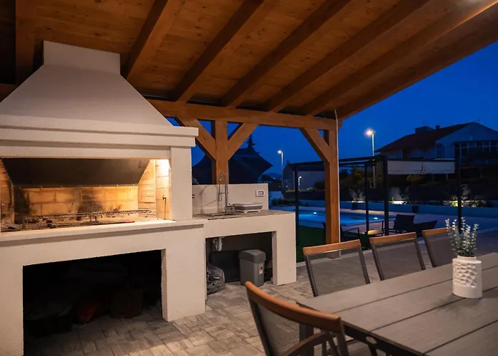 Luni With Private Heated Pool