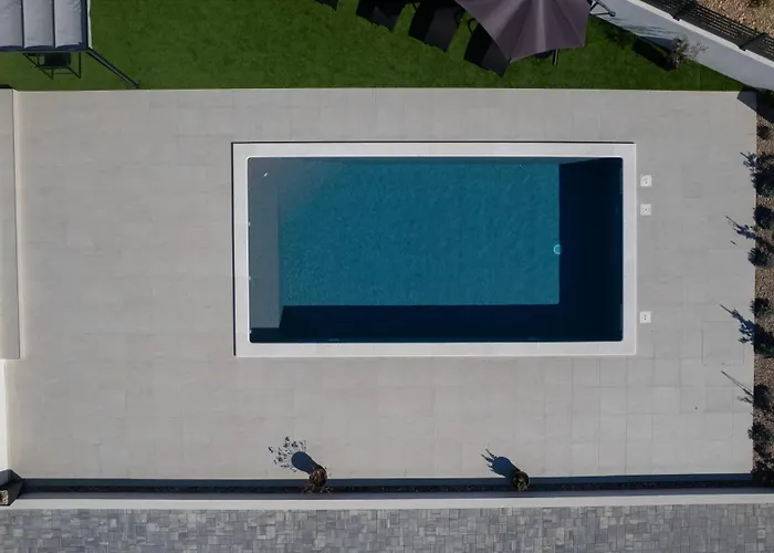 Luni With Private Heated Pool